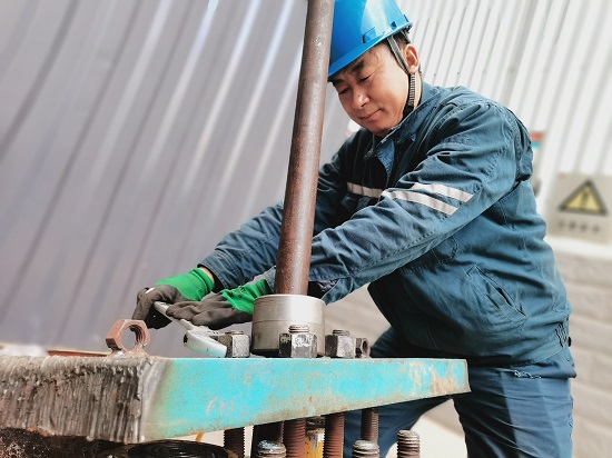 蔚州汽機班長李金良正在檢測新工具的可操作性 - 副本.jpg