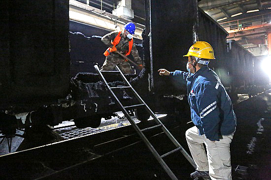 馬頭熱電公司燃料質(zhì)檢部接卸班邢濤指揮協(xié)調(diào)卸煤隊人員清卸車廂內(nèi)的凍煤 - 副本.jpg