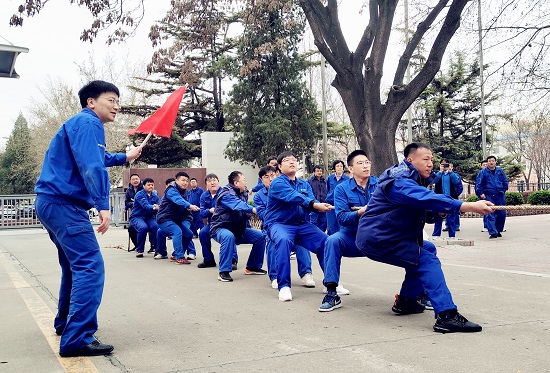 凝“繩”聚力 追求卓越 陡河熱電公司開展首屆“聚力杯”職工拔河比賽 (1).jpg